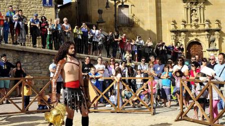 Imágenes de lucha de gladiadores romanos, representación de una boda, mercadillo y otras actividades en Mendigorría.