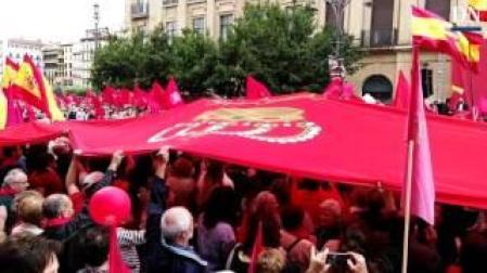 Los manifestantes saludan al "ojo de Uxue Barkos"