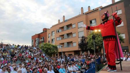 Imágenes del Paloteado del barrio de Lourdes, gigantes, hinchables y concierto.