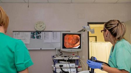 El hospital 'hace tardes' para bajar la espera en colonoscopias