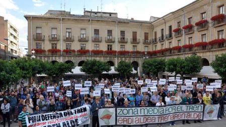 Representantes y vecinos de la comarca se concentran en Tafalla en defensa del tren