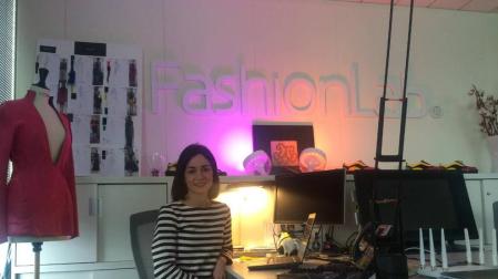 La tudelana Verónica Arribas Barreras combina en su trabajo en el FashionLab en París su doble formación: ingeniera industrial y máster en Moda.