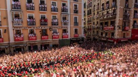 La Plaza Consistorial, abarrotada un año más en el Chupinazo