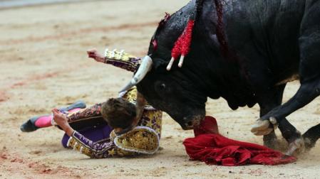 Román recibe una oreja en el tercer toro tras ser cogido al entrar a matar