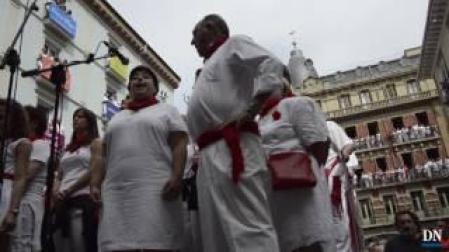Jota al Glorioso San Fermín durante la Procesión