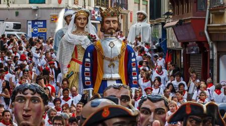Fotos de la procesión en honor a San Fermín durante su recorrido por las calles del centro de Pamplona.
