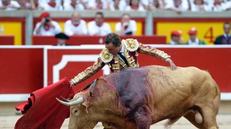 Imágenes de la primera corrida de las fiestas de San Fermín 2017.