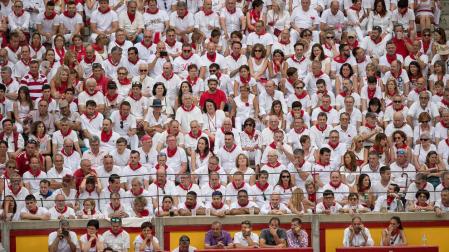 Ambiente en la plaza de toros en la primera corrida de los Sanfermines 2017.