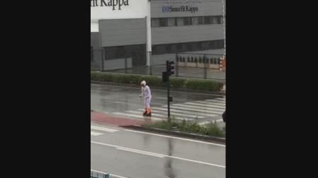 Un 'pollo' a remojo en Pamplona