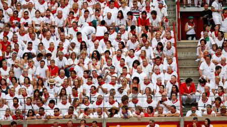 Ambiente en la plaza de toros en la segunda corrida de los Sanfermines 2017.