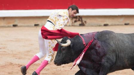 Imágenes de la segunda corrida de las fiestas de San Fermín 2017.