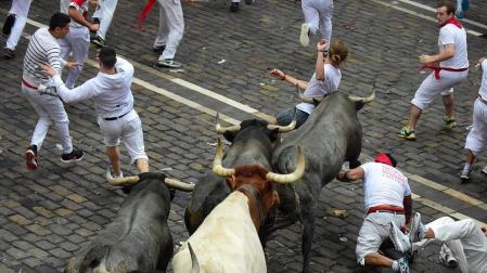 Un norteamericano de 22 años ha resultado herido grave en el segundo encierro de San Fermín 2017 al ser empitonado en un brazo por uno de los toros de José Escolar.