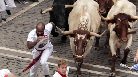 Imágenes exclusivas de los fotógrafos de Diario de Navarra del cuarto encierro de San Fermín 2017.