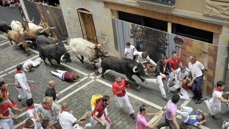 Imágenes exclusivas de los fotógrafos de Diario de Navarra del cuarto encierro de San Fermín 2017.