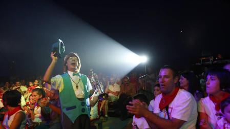 Los payasos Pepín León despliegan su arte musical frente al público pamplonés.
