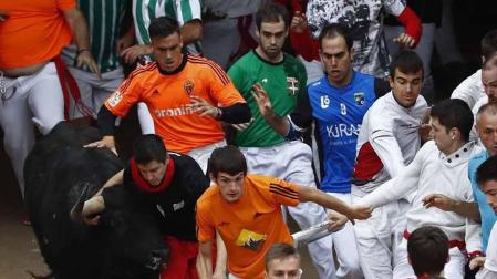 Fotos del pequeño montón en el quinto encierro de San Fermín