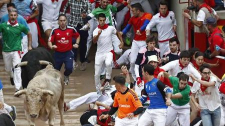 Fotos del pequeño montón en el quinto encierro de San Fermín