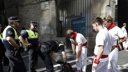 Minucioso control de bolsos y mochilas