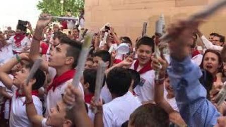 Cántico de los niños en el segundo encierro txiki