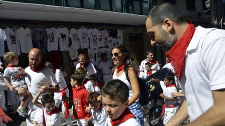 Imágenes del encierro txiki del día 13 de San Fermín