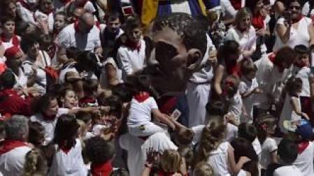 Los Gigantes y Cabezudos emocionan en su despedida de San Fermín