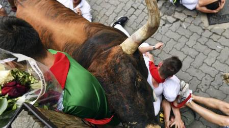 Los Miura 'vuelan' en el último encierro de San Fermín 2017