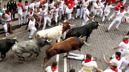 Un mozo resultó pisoteado en el octavo encierro de los Sanfermines tras ser pisoteado por uno de los Miura en la entrada a la plaza del Ayuntamiento.