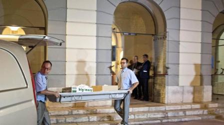 Miembros del equipo forense saliendo del Teatro-Museo de Figueres después de practicar la exhumación de los restos de Salvador Dalí.