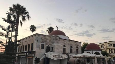El terremoto ha provocado el derrumbe de parte de la mezquita en la Plaza de la Libertad.