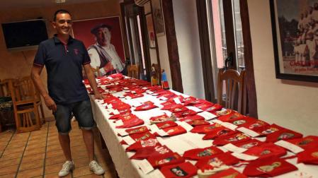 Trescientos pañuelos rojos 'de exposición'