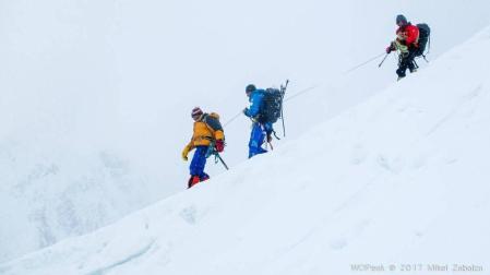 El montañero navarro Mikel Zabalza y sus compañeros Juan Vallejo y Alberto Iñurrategi, que el pasado fin de semana daban por concluido sin éxito su intento de enlazar las cumbre del G-I y G-II, han rescatado al montañero italiano Valerio Annovazzi, que llevaba cuatro días sin poder moverse del Campo 3 del G-II.