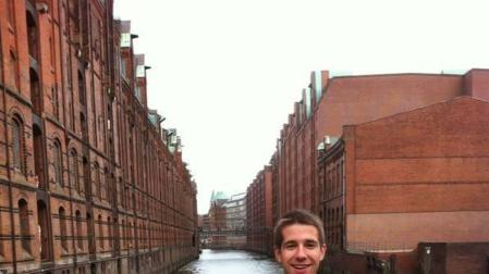 El agoizko Daniel Barcos Beortegui posa junto a la antigua Ciudad Almacén de Hamburgo a orillas del río Elba.