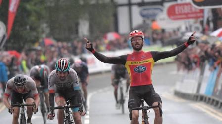 Enrique Sanz celebra su victoria en la carrera de Northwich. Ha sumado un buen número de puestos.