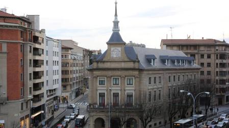 La Delegación ya ha denunciado a seis localidades por la ikurriña