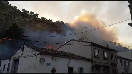 Incendio junto a viviendas en Falces