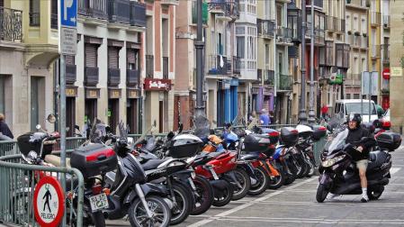 Los moteros plantean utilizar las aceras de Pamplona si se eliminan aparcamientos