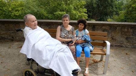 Un hombre de 95 años en silla de ruedas entre los desalojados