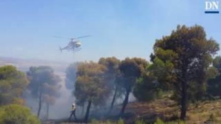Un helicóptero trabaja en las labores de extinción del incendio de Falces