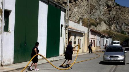 Falces, un pueblo unido contra el fuego