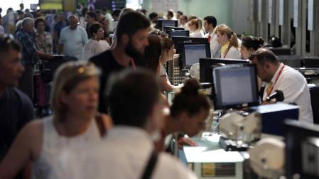 Colas de hasta 40 minutos de espera en las primeras horas de huelga en El Prat
