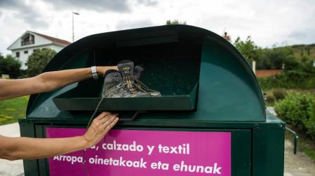 Los contenedores para ropa y calzado llevan un sistema antirrobo