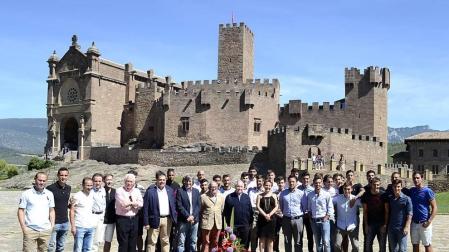 La plantilla y la directiva han cumplido con la tradición en el castillo de Javier.