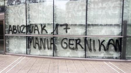 Aparecen pintadas contra el turismo en la Agencia Vasca de Turismo en Bilbao