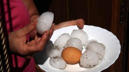 Decenas de coches y casas resultaron dañados en Liédena y Yesa por la granizada