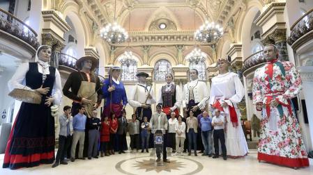 Personas disfrazadas colocan carteles en un tren turístico de San Sebastián