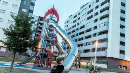 Auxilian a una niña bloqueada en un parque de Erripagaña