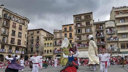 Último recorrido de los gigantes y cabezudos este año.