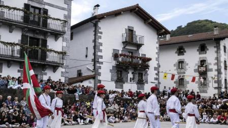 Imágenes del baile tradicional.
