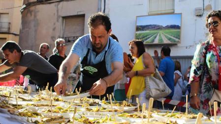 La cita gastronómica ofreció 300 kilos de hortaliza, 5.000 banderillas y 1.200 raciones de tortilla de guindilla a los asistentes.
