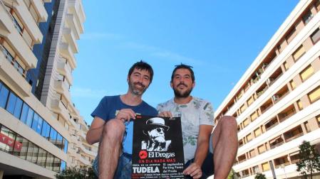 Óscar Villafranca e Iñaki Arriazu posan con el cartel del concierto.